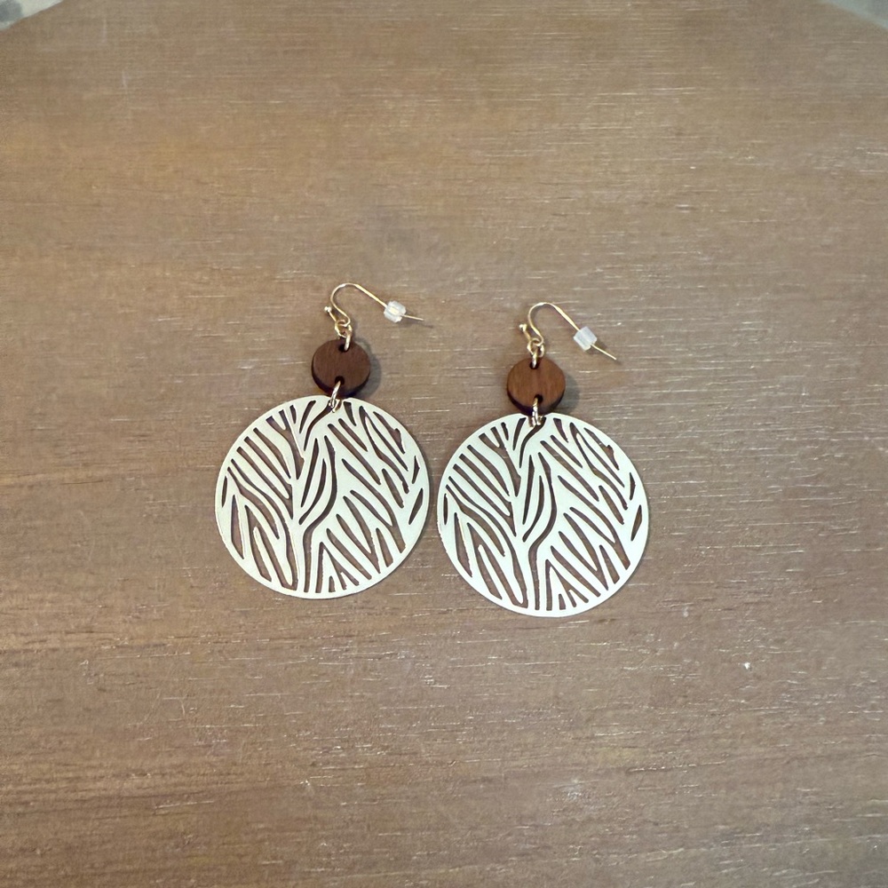 Elegant Gold and Wood Earrings‎